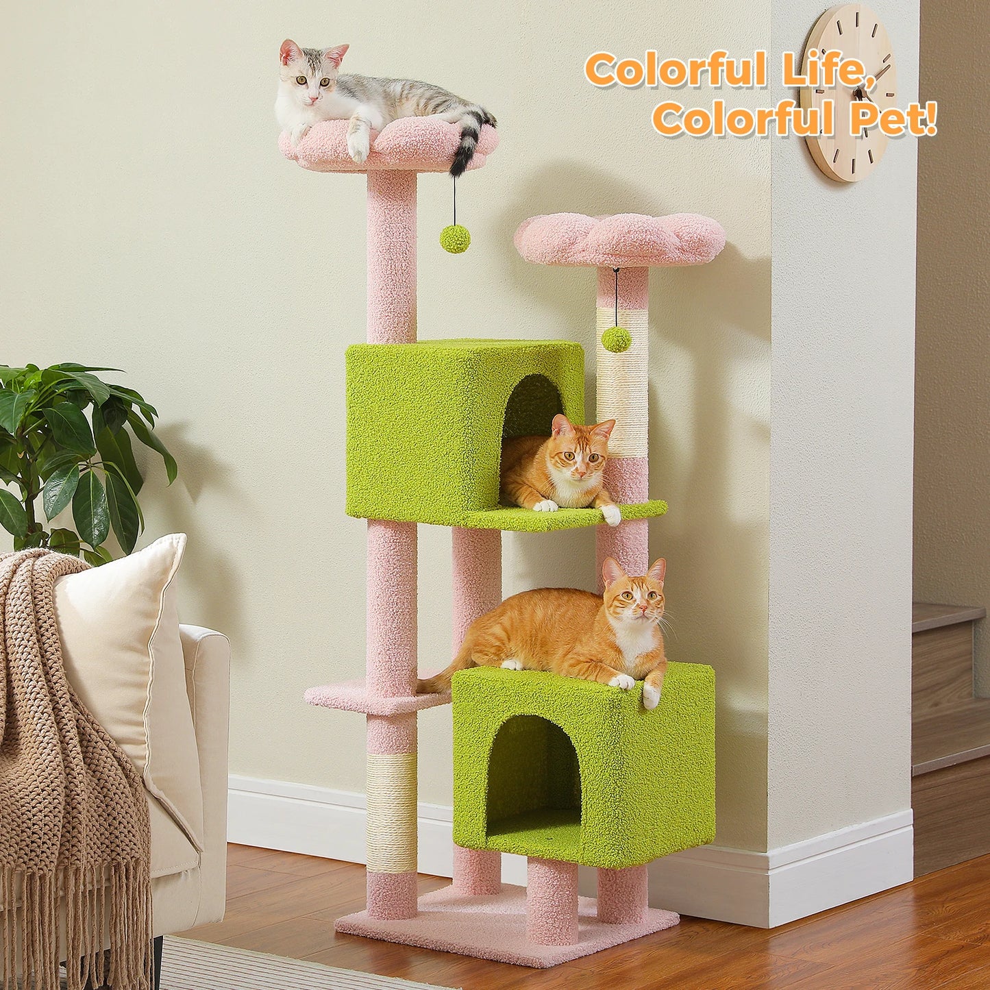 Arbre à chat cactus de 133 cm pour chats d’intérieur avec 2 perchoirs rembourrés, 2 condos douillets, 2 poteaux à griffer en sisal et pompons suspendus remplaçables – aire de jeux multi-chats peu encombrante.